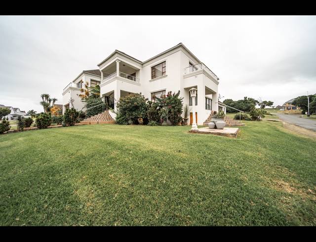 5 BEDROOM FREEHOLD FOR SALE IN COVE ROCK